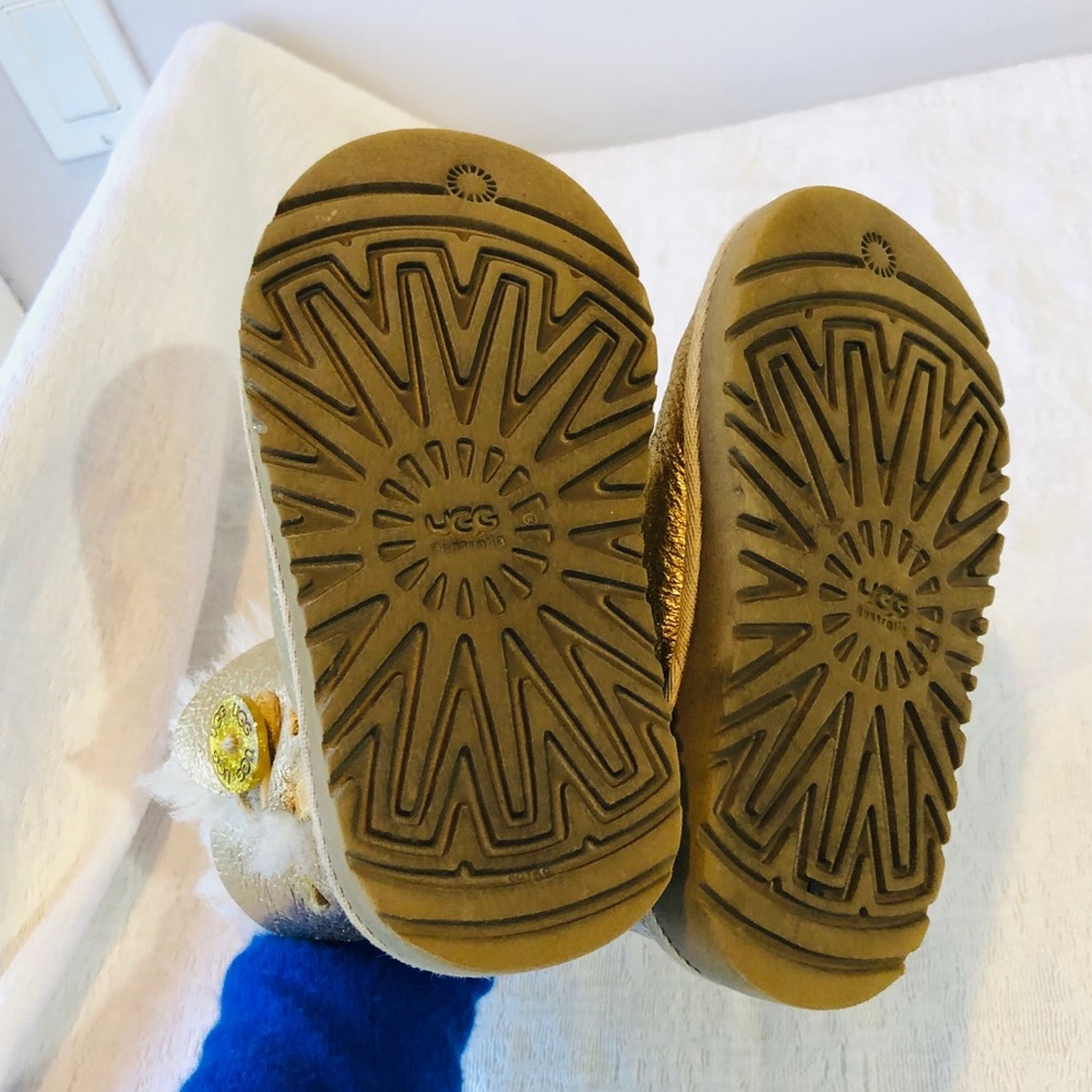 UGGS**Gold Bailey Button Toddler Shoes**US 7 - Picture 5 of 5